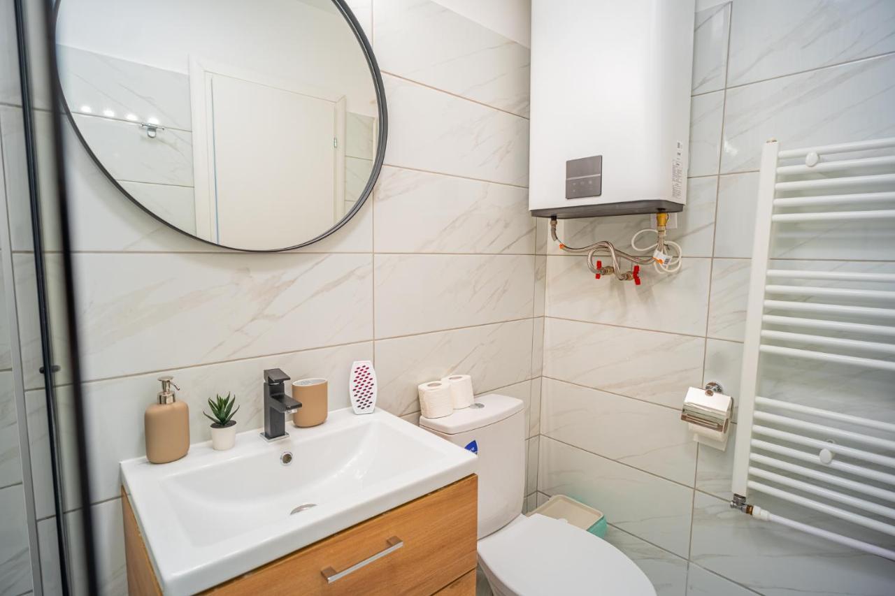 Refreshingly Chic: Newly Renovated 2Br Apartment Bucarest Esterno foto