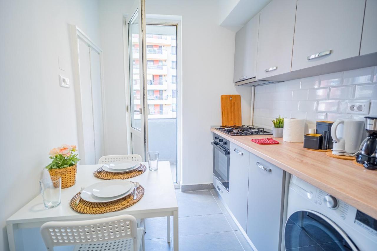 Refreshingly Chic: Newly Renovated 2Br Apartment Bucarest Esterno foto