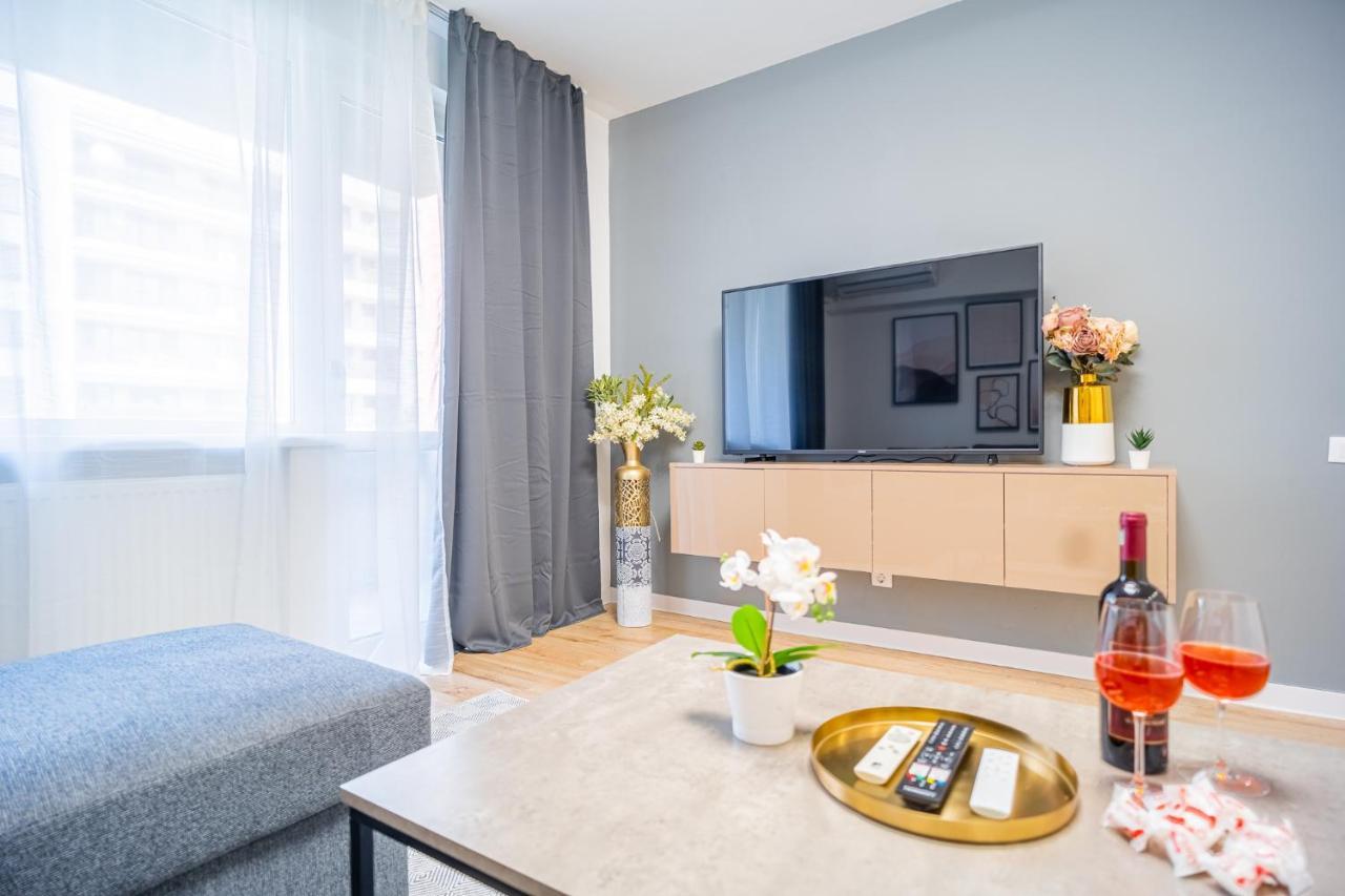 Refreshingly Chic: Newly Renovated 2Br Apartment Bucarest Esterno foto