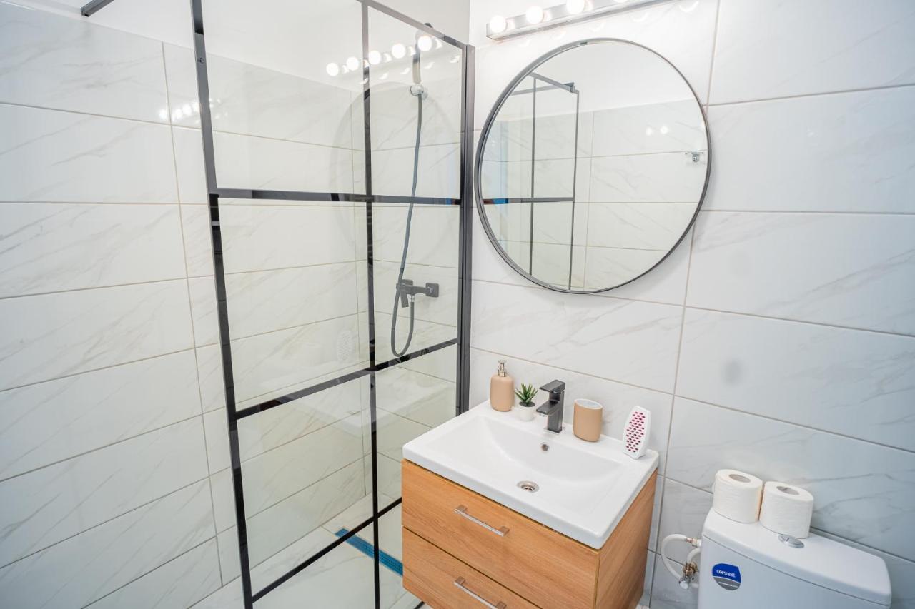 Refreshingly Chic: Newly Renovated 2Br Apartment Bucarest Esterno foto