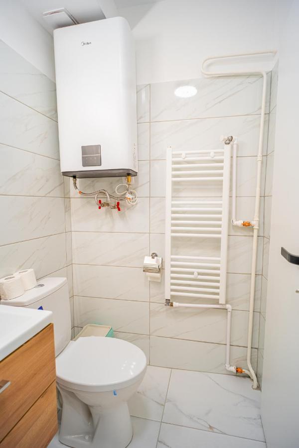 Refreshingly Chic: Newly Renovated 2Br Apartment Bucarest Esterno foto