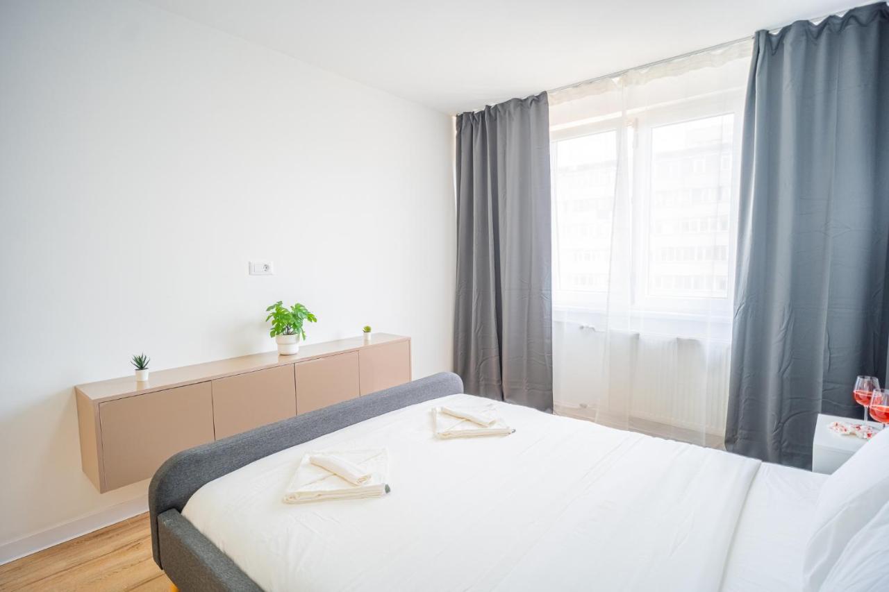 Refreshingly Chic: Newly Renovated 2Br Apartment Bucarest Esterno foto
