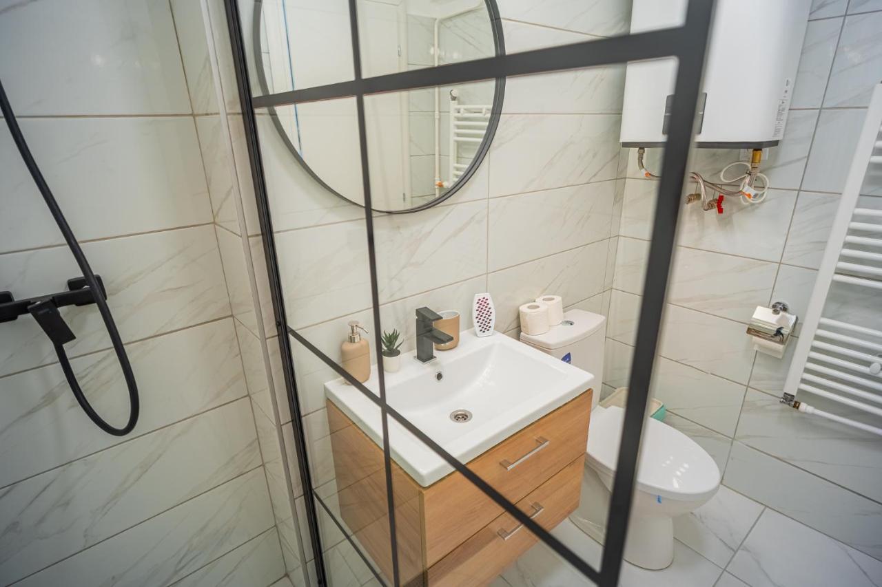 Refreshingly Chic: Newly Renovated 2Br Apartment Bucarest Esterno foto